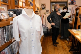 春夏物の生地を入荷し、シャツの受注に力を入れる春のフェア＝西脇市西脇
