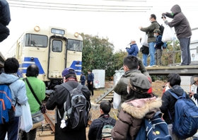 キハ４０形を撮影する鉄道ファンら＝北条町駅