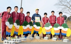 エコ坊やを作った６年生の児童と協力した小林章男さん（右から４人目）＝西在田小