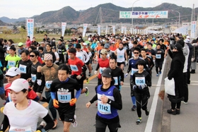 市民ランナーらが参加した日本のへそ西脇子午線マラソン＝２０１８年１２月、西脇市内