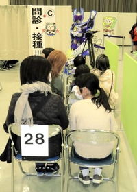 ５～１１歳を対象に行われた新型コロナワクチンの集団接種＝小野市王子町