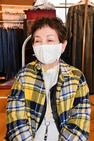 「播州織の魅力を地元の人に見直してほしい」と力説する横江館長＝西脇市西脇