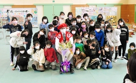 式典の後、記念写真に納まる閑念校長と児童＝西脇市住吉町