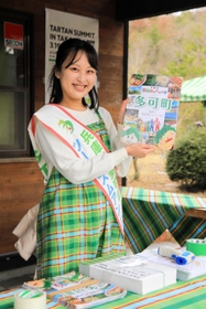 「タカタータン」の衣装でイベント案内係を務めた青山桃子さん＝多可町中区牧野