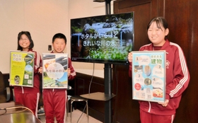 「ようこそ西在田へ」のポスター、動画、ウェブサイトを制作した西在田小学校５年生＝加西市役所