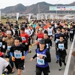 市民ランナーらが参加した日本のへそ西脇子午線マラソン＝２０１８年１２月、西脇市内