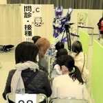 ５～１１歳を対象に行われた新型コロナワクチンの集団接種＝小野市王子町
