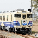 北条鉄道でデビューしたキハ４０形と写真撮影する鉄道ファンら＝法華口駅