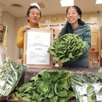 栽培した有機野菜や賞状を手にする岡野圭佑さん（左）と美代子さん夫婦＝神戸市中央区御幸通８