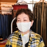 「播州織の魅力を地元の人に見直してほしい」と力説する横江館長＝西脇市西脇
