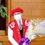 赤いちゃんちゃんこで感謝を述べる閑念校長＝西脇市住吉町