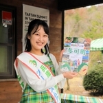 「タカタータン」の衣装でイベント案内係を務めた青山桃子さん＝多可町中区牧野