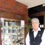 「もう５０年、という感じ」。開業５０周年を迎えたコーヒーハウス四季の永井和男さん＝小野市市場町