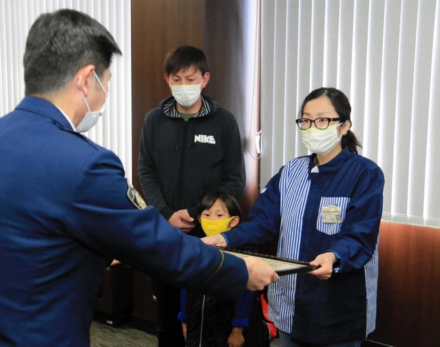 藤原昌司署長（左）から感謝状が贈られた岸本尚代さん＝加東署