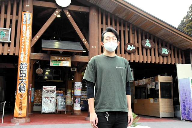 衣料品会社での経験を生かし、道の駅駅長として売り上げ増を掲げる＝多可町加美区鳥羽