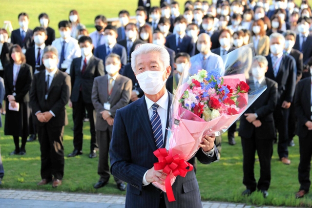 退任セレモニーで花束を受け取った安田正義市長＝加東市社