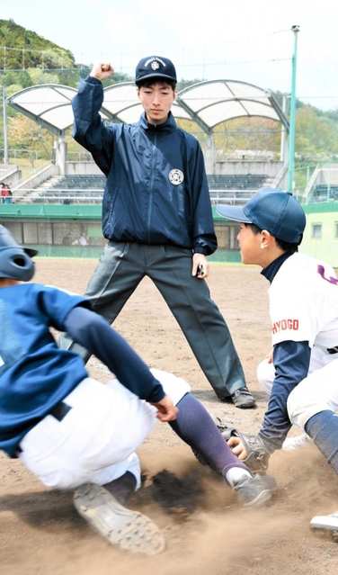 少年野球の練習でジャッジする高瀬真優さん＝西脇市坂本