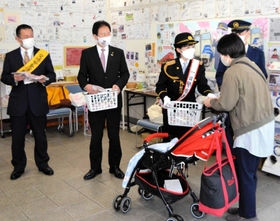 一日署長として交通安全を呼び掛ける斉藤雪乃さん（左から３人目）＝北条鉄道北条町駅（加西交通安全協会提供）