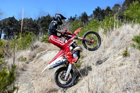 急斜面を愛車で駆け上がる＝西脇市黒田庄町喜多