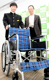空き缶を売ったお金で購入した車いすを、多可町に寄贈した藤井凰綺さん（左）と祖父の登さん＝多可町役場