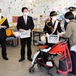 一日署長として交通安全を呼び掛ける斉藤雪乃さん（左から３人目）＝北条鉄道北条町駅（加西交通安全協会提供）