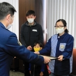 藤原昌司署長（左）から感謝状が贈られた岸本尚代さん＝加東署