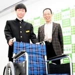 空き缶を売ったお金で購入した車いすを、多可町に寄贈した藤井凰綺さん（左）と祖父の登さん＝多可町役場