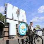 「ＫＡＴＯ」の文字をかたどって設置されたモニュメント（左）とＡＲマーカー（右奥）＝加東市河高