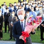 退任セレモニーで花束を受け取った安田正義市長＝加東市社