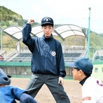 少年野球の練習でジャッジする高瀬真優さん＝西脇市坂本
