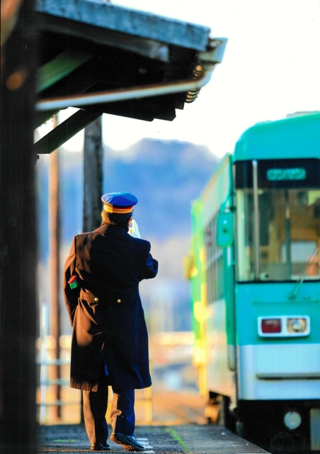 野沢敬次さんの作品「鉄路逍遙」＝２０１７年３月１１日、長駅で撮影