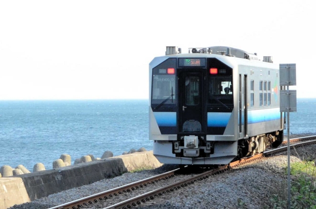 海沿いを走る五能線の車両＝青森県深浦町