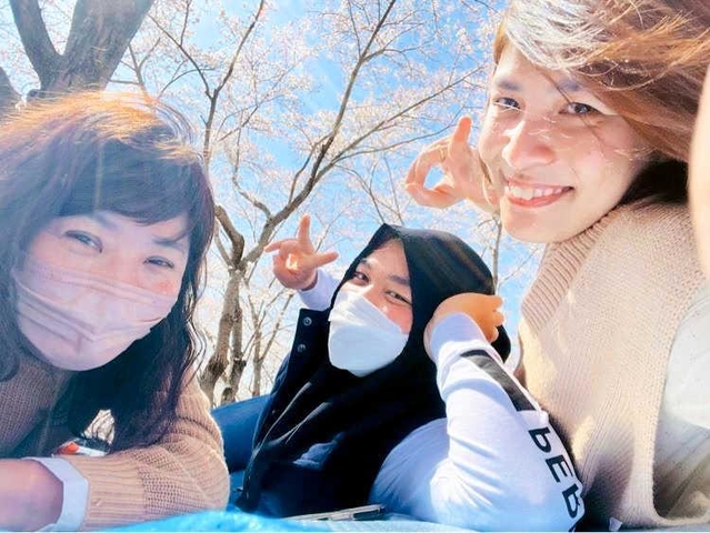 インドネシア人の技能実習生らと花見を楽しむホンさん（右）＝小野市内（ホンさん提供）