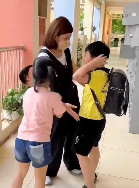帰国し、４年ぶりに息子と娘に再会したホンさん（ホンさん提供）