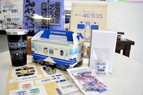 車両をデザインした菓子箱（中央）などオリジナルグッズ＝北条町駅