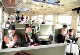 デビュー記念運行を楽しむ乗客＝加西市内