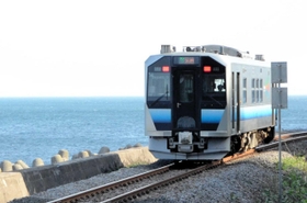 海沿いを走る五能線の車両＝青森県深浦町