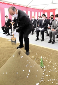 にぎわい交流施設の安全祈願祭に臨む岩根正・加東市長ら＝加東市社