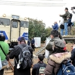 キハ４０形を撮影する鉄道ファンたち＝加西市北条町北条