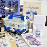 車両をデザインした菓子箱（中央）などオリジナルグッズ＝北条町駅