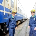 廃車処理が進むキハとＪＲ東日本秋田総合車両センターの久米大さん（右）と小野金栄さん＝秋田市土崎港東