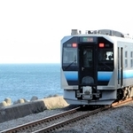 海沿いを走る五能線の車両＝青森県深浦町