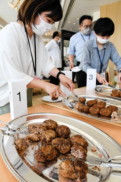 牛と豚の混合割合を変えた３種類を食べ比べた試食会＝西脇市西脇