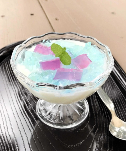 期間限定メニューの「あじさいヨーグルトゼリー」（ＴＵＭＡこいカフェ提供）