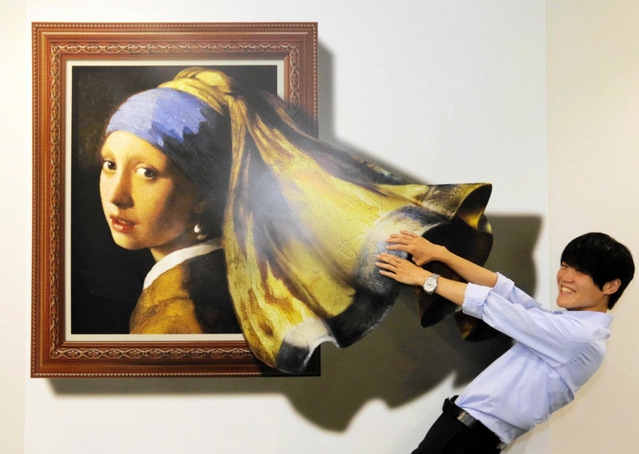 名画から衣装を引っ張り出した？＝加東市役所２階