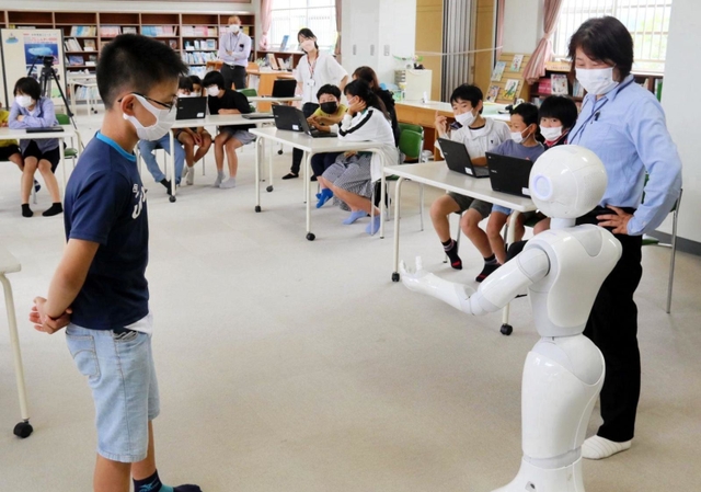 授業に登場したペッパー（手前右）＝加東市上久米