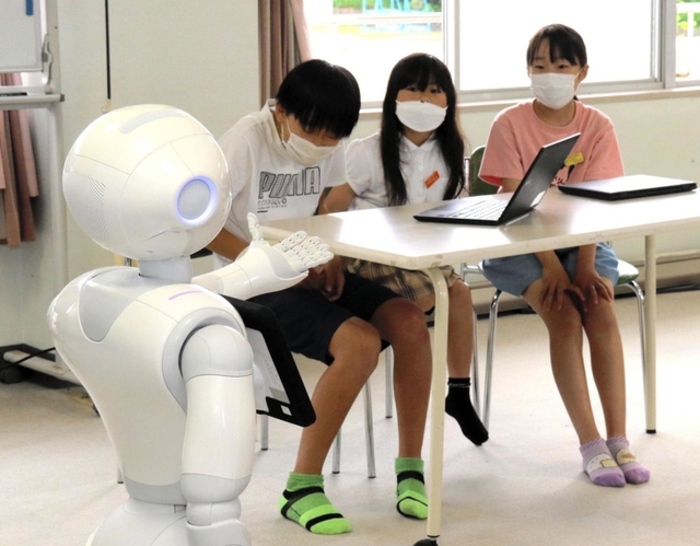 授業に登場したペッパー（手前左）＝加東市上久米