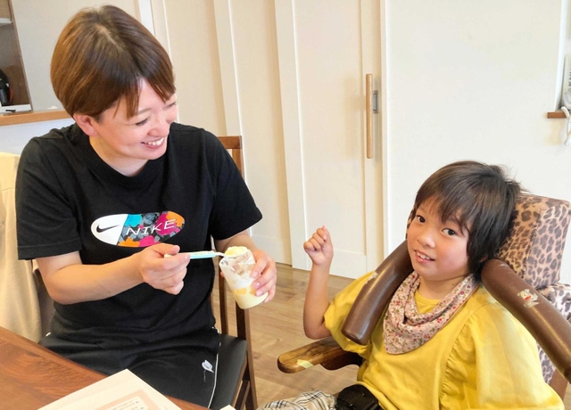 小野市内で暮らす田中美羽さん（右）と母真由さん＝小野市内