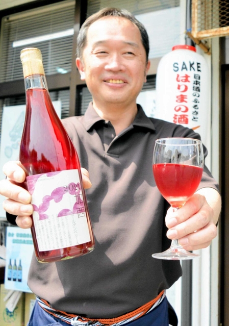 果実を食べているようなフレッシュな味わいの赤ワイン「２０２１加西ゴールデンベリーＡ」＝加西市鎮岩町、酒店「コタニ」