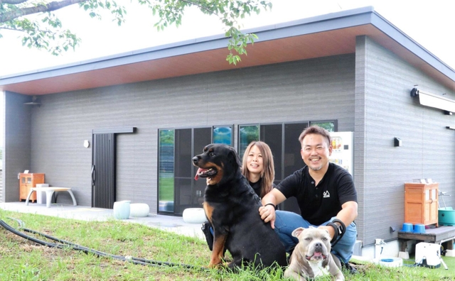 犬と一緒に楽しめる貸別荘をオープンさせた藤原功司さん（右）と妻の美紀さん＝小野市万勝寺町